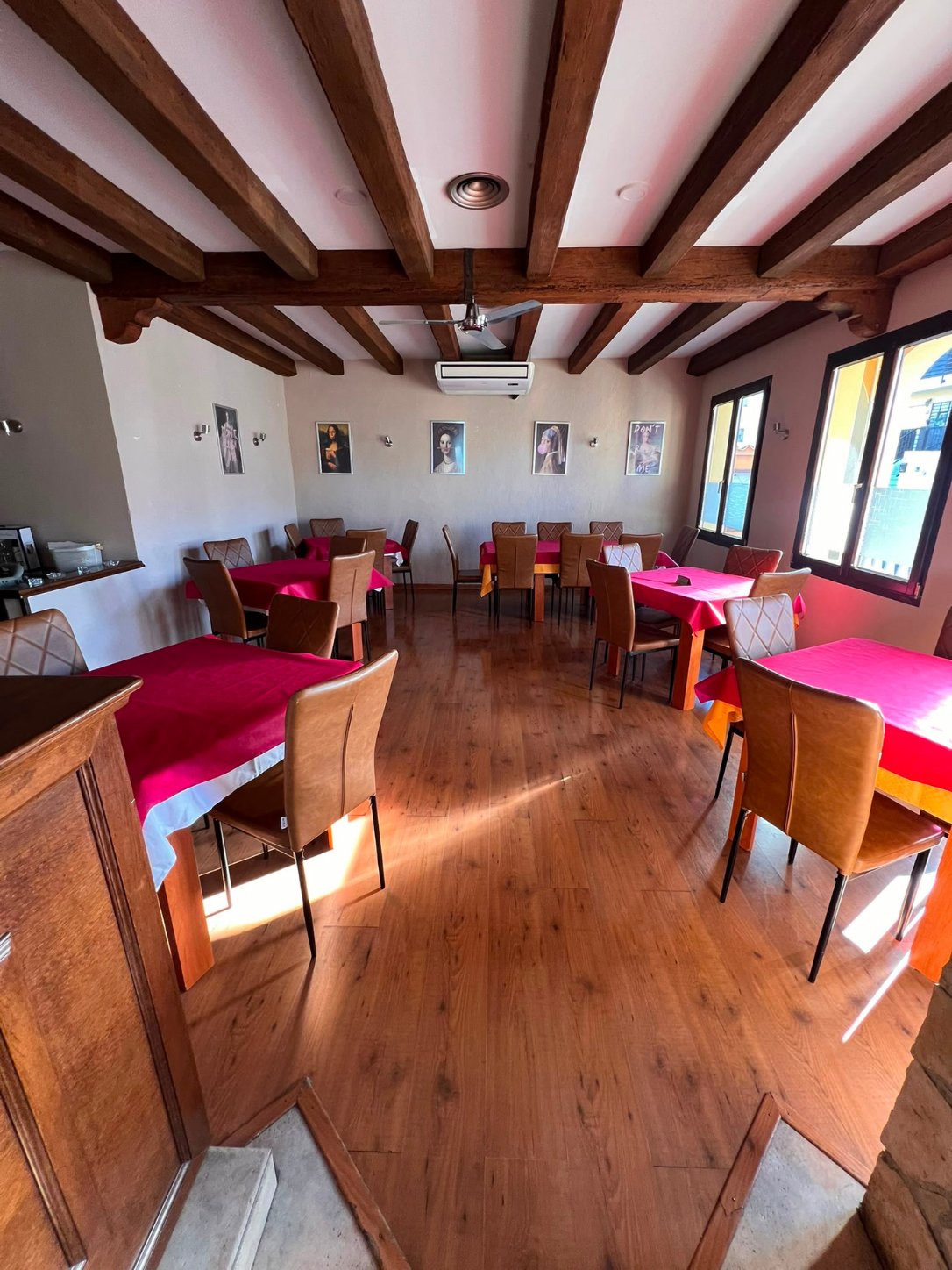 Comedor interior de Pizzería Vila de Càlig con mesas preparadas y ambiente acogedor