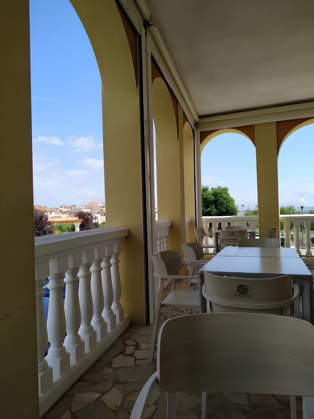 Terraza cubierta de Pizzería Vila de Càlig con mesas y vistas al exterior